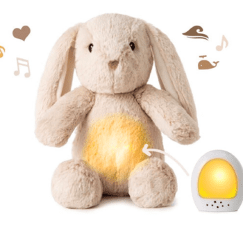 Cloud B Love Light Bunny pupu melodialla ja univalolla, luo turvan tunnetta vauvalle Pörröinen pehmopupu luo turvan tunnetta vauvalle, etenkin uniaikaan. Lapselle tutut rutiinit ja vanhemman läsnäolo ovat tärkeitä ja luovat lämmintä turvallisuuden tunnetta. Love Light Bunny on siitä erityinen unikaveri, että siihen voit nauhoittaa omaa puhettasi tai tuutulaulun sinun laulamanasi, jotta lapsi voi kuunnella ääntäsi silloinkin, kun et ole heti vieressä.