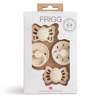 FRIGG Baby's First Pacifier Moonlight Sailing tuttisetti vauvalle 0-6 kk, sävy Cream  FRIGG tuttien suosio perustuu ajattoman tyylikkääseen ulkonäköön ja tuteissa on kauniit sävyt. Nykyajan äidit myös arvostavat sitä, että tutit on suunniteltu ja valmistettu Kiinan sijaan Tanskassa.