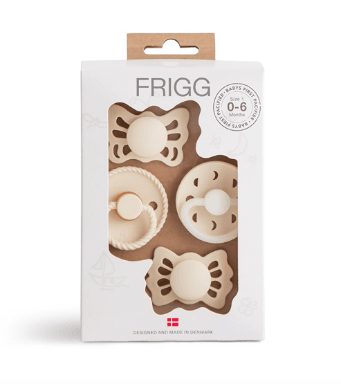 FRIGG Baby's First Pacifier Moonlight Sailing tuttisetti vauvalle 0-6 kk, sävy Cream  FRIGG tuttien suosio perustuu ajattoman tyylikkääseen ulkonäköön ja tuteissa on kauniit sävyt. Nykyajan äidit myös arvostavat sitä, että tutit on suunniteltu ja valmistettu Kiinan sijaan Tanskassa.