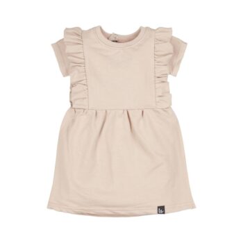 Babystyling mekko, High Waist Ruffle Dress, sävy Soft Beige Suloinen ja tyttömäinen mekko. Edessä on kauniit röyhelöt ja pienemmän kokoisissa mekoissa on takana nepparit helpottamassa pukemista.