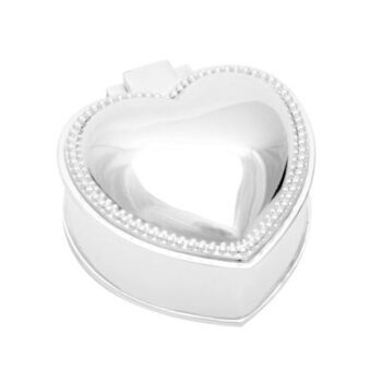 PikkuVanilja My Heart hopeoitu korurasia lahjapakkauksessa Sydämenmallinen korulipas on ajattoman kaunis ristiäislahja tai nimiäislahja pienelle vauvalle. Korurasia kulkee pienen mukana läpi lapsuuden aina aikuisuuteen saakka: siinä on hyvä säilyttää kauneimpia koruja.