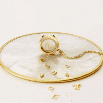 Säihkyvä koru on tyylikäs kastelahja tai ihana syntymäpäivälahja silloin, kun haluat viedä jonkin aikaa kestävän ja pitkäikäisen lahjan! Kaunis koru on valmiiksi paketoitu tyylikkäästi valkoiseen PikkuVanilja- lahjakassiin ja mukana tulee myös vaaleansävyinen pupukortti!