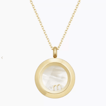 Kullanhohtoinen onnenamuletti sopii kauniiksi lahjaksi niin lapselle kuin äidillekin. Avattavan riipuksen sisään voit valita kiven lapsen syntymäkuukauden mukaan sekä lapsen nimen alkukirjaimen. Äidin koruun voi valita kaikkien lasten nimien alkukirjaimet ja/ tai syntymäkivet.