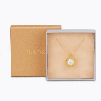 Kullanhohtoinen onnenamuletti sopii kauniiksi lahjaksi niin lapselle kuin äidillekin. Avattavan riipuksen sisään voit valita kiven lapsen syntymäkuukauden mukaan sekä lapsen nimen alkukirjaimen. Äidin koruun voi valita kaikkien lasten nimien alkukirjaimet ja/ tai syntymäkivet.