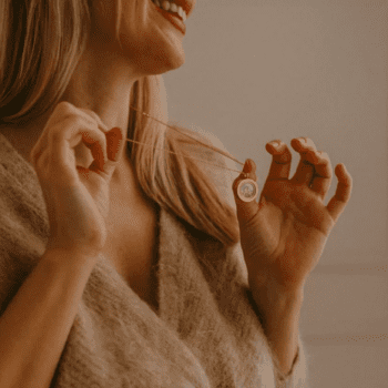 Riipuksen sisällä on vaalea, helmiäisenhohtoinen taustalevy, jota vasten kirjaimet ja pienet kivet näkyvät upeasti. Koru on ajattoman kaunis ristiäislahja tai nimiäislahja pienelle vauvalle. Elegantti koru kulkee pienen mukana läpi lapsuuden aina aikuisuuteen saakka: lapselle riipukseen voi vaihtaa lyhyemmän ketjun, riipuksen mukana saat pidemmän ketjun.