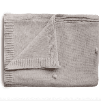 Mushien tyylikkäästi kuvioitu viltti tuntuu vauvan ihoa vasten suloisen pehmeältä! Kaunis ja keveä torkkupeitto sopii kokonsa puolesta käytettäväksi vauvoilla vastasyntyneestä lähtien. Tämä koko on myös erittäin kätevä vaunuissa ja rattaissa, sekä kehdossa käytettäväksi.