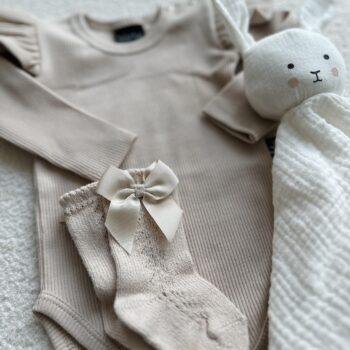 Cóndor sivupitsilliset polvisukat rusetilla, sävy linen