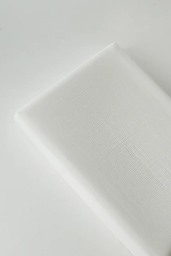 Vauvan hoitoalustan päällinen, sävyssä valkoinen.