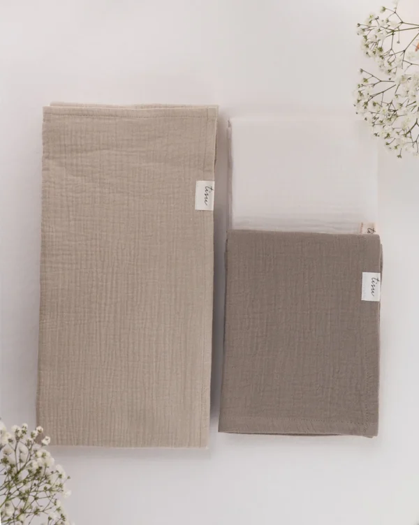 TISU ihana harsopakkaus setti, jossa tulee yhteensä 3 monikäyttöistä harsoa. SÄvyltään maanläheisiä.