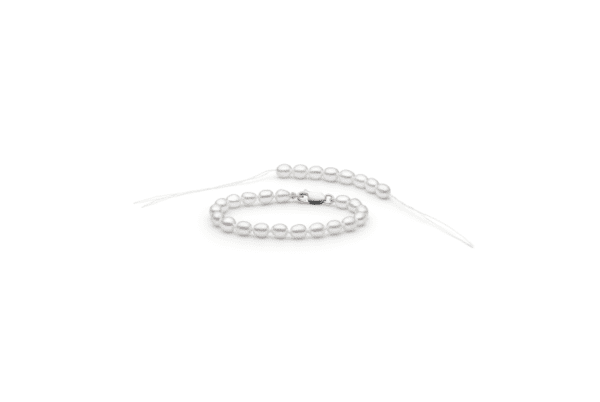 Ajaton ja näyttävä rannekoru, joka sopii käytettäväksi lapsuudesta aikuisuuteen saakka!