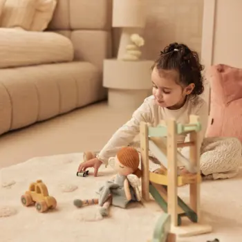 Setti sisältää kolme erisävyistä autoa!